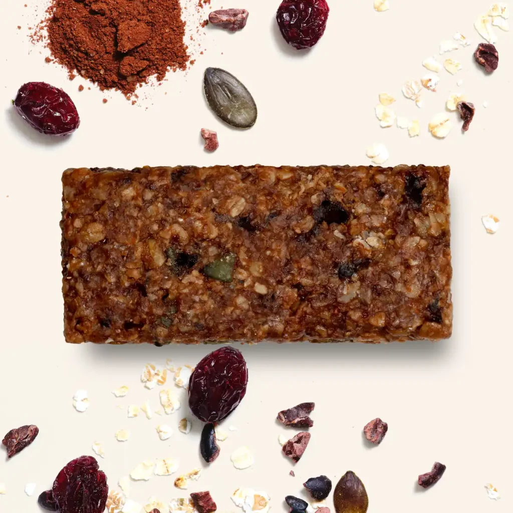 HAFERVOLL Organic Flapjack Cranberry & Cocoa Nib 60g – ausgepackter Riegel mit Cranberrys und Kürbiskernen